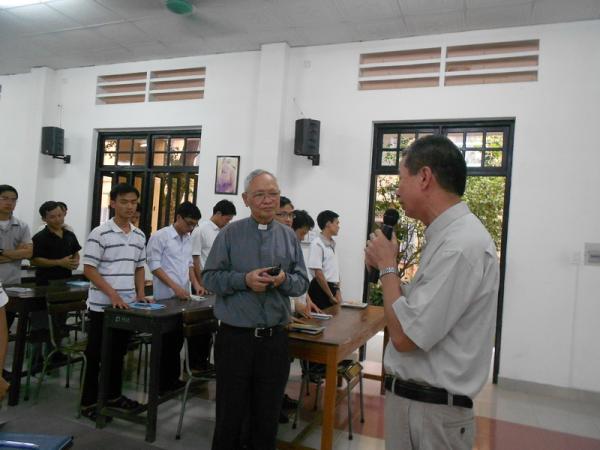 Cha Piô Ngô Phúc Hậu  Chia Sẻ Với Các Chủng Sinh ĐCV Huế Về Đề Tài Truyền Giáo