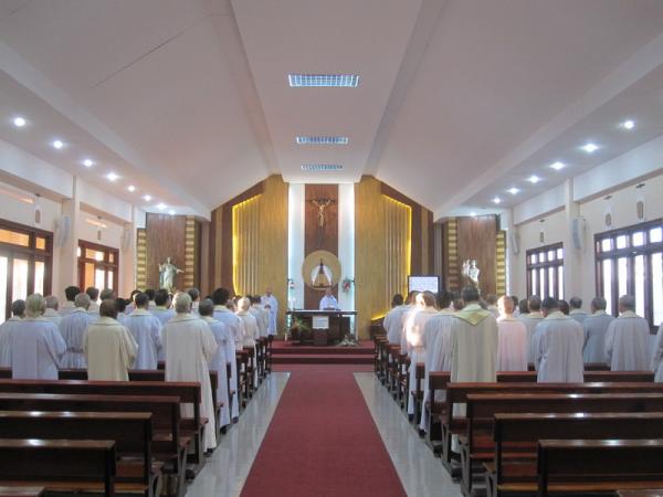 Linh Mục Chuẩn Bị Thánh Lễ Và Cám Ơn Sau Thánh Lễ