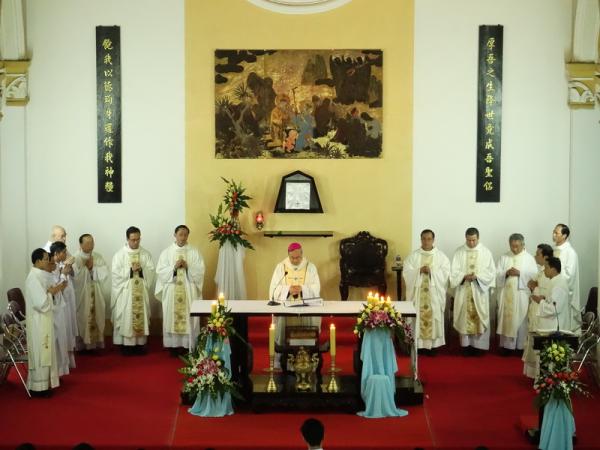 Thánh Lễ Trao Tu Phục Cho Các Thầy Lớp Tu Đức ĐCV Huế