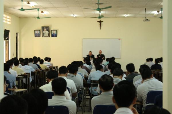 Đại Chủng Viện Huế: Đức Tổng Giám Mục Leopoldo Girelli Nói Chuyện Với Các Chủng Sinh