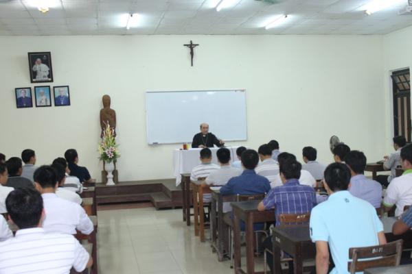 Đức Cha Gioan Maria Vũ Tất Thăm ĐCV Huế  Và Huấn Đức Cho Các Chủng Sinh