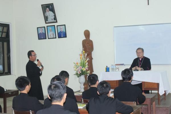 Đức TGM Giuse Nguyễn Chí Linh Huấn Đức Cho Các Chủng Sinh