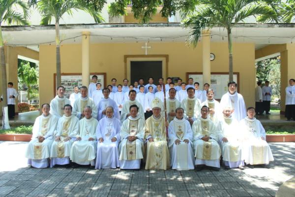 ĐCV Huế: Thánh Lễ Trao Tác Vụ Đọc Sách Và Giúp Lễ  Dịp Bế Giảng Năm Học 2017 - 2018