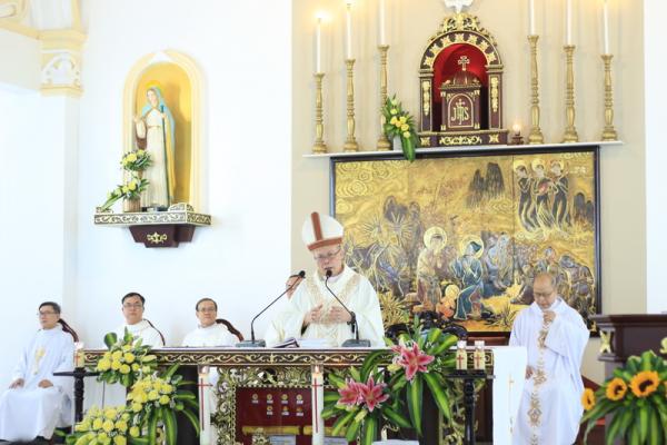 ĐCV Huế: Thánh Lễ Trao Tu Phục Cho Quý Thầy Khóa 19