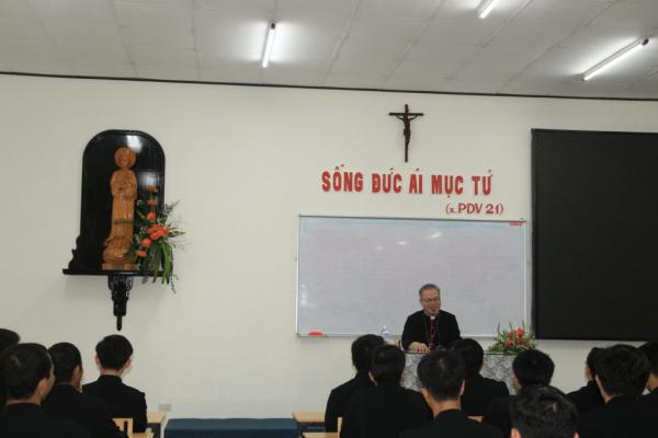 ĐCV Huế: Đức Tổng Giuse Nguyễn Chí Linh Huấn Đức Cho Các Chủng Sinh