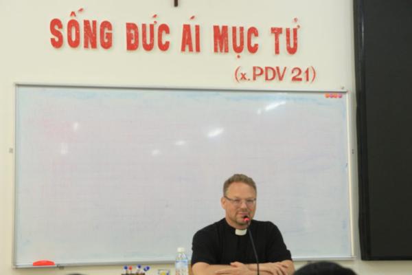 ĐCV Huế: Cha Bernard De Terves Viếng Thăm Và Chia Sẻ Kinh Nghiệm Truyền Giáo Cho Các Chủng Sinh