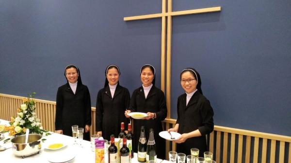 Bốn Nữ Tu Dòng Mến Thánh Giá Nha Trang Phục Vụ Tại Nhà Mẹ Của Hội Xuân Bích