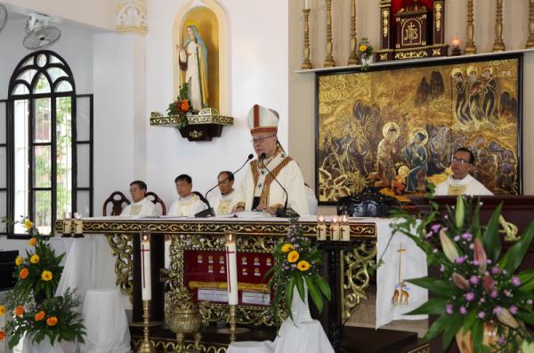 Chủng Viện Huế: Thánh Lễ Mừng Kính Các Thánh Nam Nữ Và Nghi Thức Trao Ban Tác Vụ Đọc Sách Và Giúp Lễ