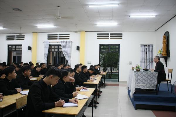 ĐCV Huế: Đức Tổng Giám Mục Huế Huấn Đức Mùa Chay Cho Các Chủng Sinh