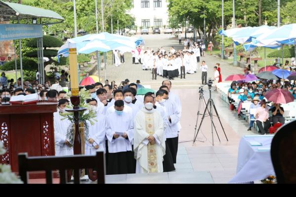 Hình Ảnh Gia Đình Chủng Viện Huế Dâng Hoa Lên Đức Mẹ La Vang