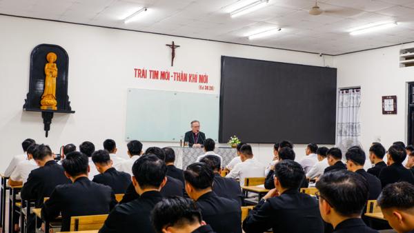 Buổi Huấn Đức Của Đức Tổng Giám Mục Giuse Nguyễn Chí Linh  Tại Đại Chủng Viện Huế