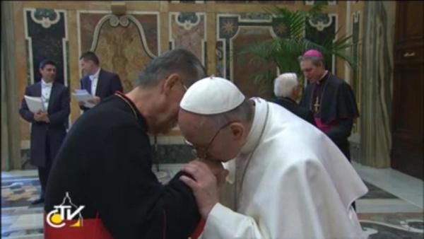 Hình Ảnh Đức Phanxicô Hôn Tay ĐHY G.B. Phạm Minh Mẫn