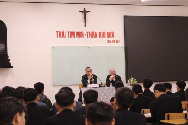 Đại Chủng Viện Huế: Đức Cha Francis Bestion, Giám Mục Giáo Phận Tulle, Đến Viếng Thăm Và Nói Chuyện Với Các Chủng Sinh