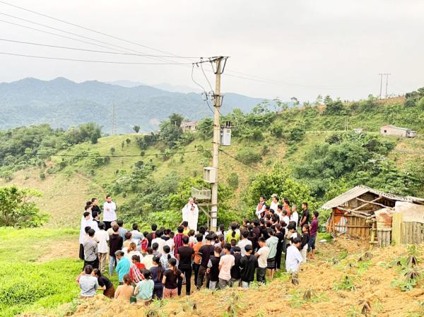 ĐCV Huế: Mục Vụ Thứ Bảy Tuần Thánh Và Đại Lễ Phục Sinh Tại Giáo Xứ Khe Sanh