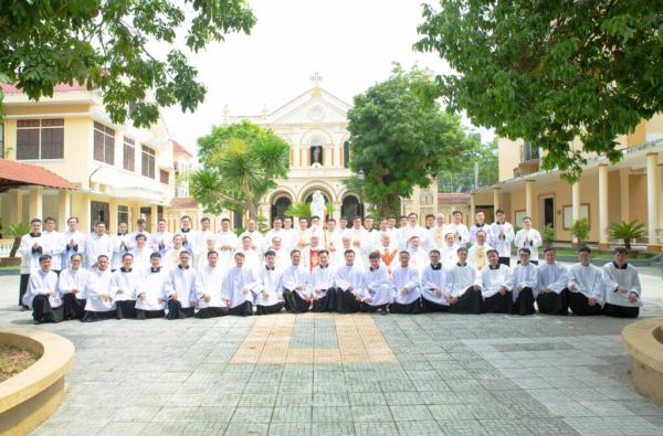 ĐCV Huế: Thánh Lễ Bế Giảng Năm Học 2023-2024 Và Trao Tác Vụ Đọc Sách, Giúp Lễ