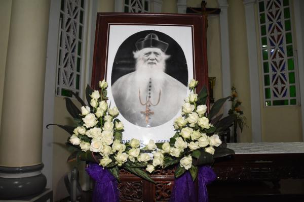 Đức Cha Allys, Tông Đồ Bằng Sự Chịu Đựng