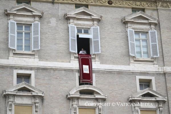 Kinh Truyền Tin Chúa Nhật II Thường Niên Năm C: Chúa Đáp Lại Sự Thiếu Thốn Của Chúng Ta Bằng Tình Yêu Dư Tràn Của Người