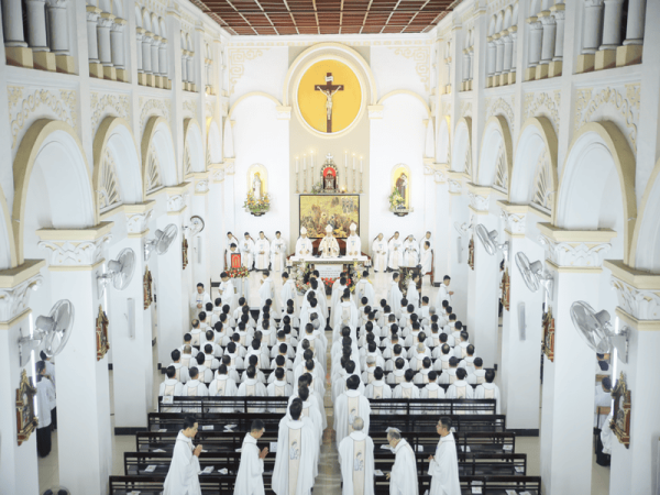 Trung Thành Cử Hành Hằng Ngày Và Toàn Bộ Các Giờ Kinh Phụng Vụ Trong Đời Sống Của Linh Mục