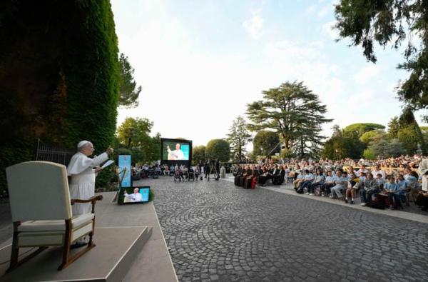 Buổi Lần Hạt Mân Côi Tại Vatican Cầu Nguyện Cho "Hòa Bình Cho Mọi Trẻ Em Trên Thế Giới"